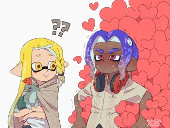 &gt;_&lt; 1boy 1girl ? ?? ariamikukanzaki blonde_hair blue_hair blush brown_cloak cloak clueless commentary dark-skinned_male dark_skin english_commentary eyebrow_cut headphones headphones_around_neck heart hetero hirooooo_(splatoon) holding inkling long_hair nintendo octoling pointy_ears red_eyes signature smallfry_(splatoon) splatoon_(series) splatoon_3 squinting sweat tentacle_hair thick_eyebrows trembling veronika_(splatoon) very_dark_skin yellow_eyes