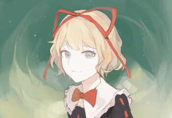 1girl black_shirt blonde_hair blue_eyes bow closed_mouth collar goldmise green_background hair_ribbon lace_trim looking_at_viewer medicine_melancholy puffy_sleeves red_bow red_ribbon ribbon shirt short_hair smile solo touhou upper_body white_collar