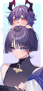 2boys black_hair black_shirt blue_eyes blunt_ends closed_mouth dragon_horns genshin_impact highres horns japanese_clothes ma_d_k_89 male_focus mandarin_collar mini_durin_(genshin_impact) mini_durin_(human)_(genshin_impact) multiple_boys open_mouth purple_hair red_eyes scaramouche_(genshin_impact) shirt short_hair wanderer_(genshin_impact)