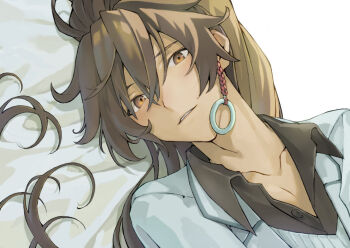 1boy bed_sheet black_shirt brown_eyes brown_hair collared_shirt commentary_request hair_between_eyes hair_ornament long_hair looking_at_viewer lying male_focus on_side parted_lips ponytail rune_factory rune_factory:_guardians_of_azuma shirt simple_background solo subaru_(rune_factory) u7yrfedrjpe1cvb upper_body very_long_hair white_background