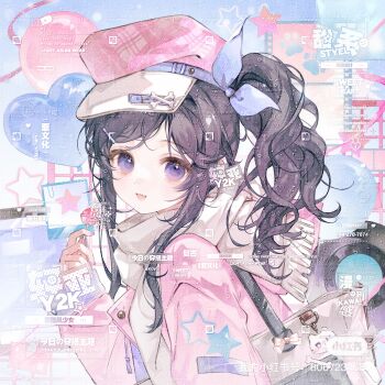 1girl absurdres bag balloon belt black_belt black_hair blue_background bone bone_hat_ornament newsboy_cap candy chinese_commentary chupa_chups commentary_request commission dot_nose eyelashes fang food fringe_trim grey_scarf hair_ornament hairclip hat hat_belt hat_ornament heart_balloon highres holding holding_candy holding_food holding_lollipop jacket jinyejing light_blush lollipop long_hair long_sleeves multicolored_eyes nail_polish open_clothes open_jacket open_mouth original pink_hat pink_jacket plaid_hat procreate_(medium) purple_eyes purple_hat purple_nails sample_watermark scarf shirt shopping_bag side_ponytail sidelocks single_hair_intake skin_fang sleeves_past_wrists smile solo star_(symbol) too_many_watermarks upper_body watermark watermark_grid wavy_hair white_shirt xiaohongshu_logo y2k_fashion