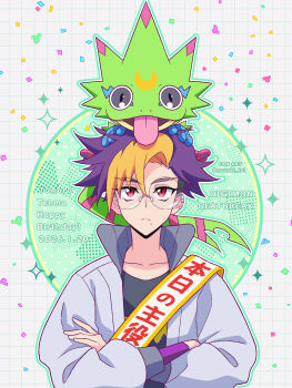1boy animal animal_on_head black_shirt blonde_hair blue_hair crescent digimon digimon_beatbreak facial_mark forehead_mark gecko gekkomon glasses highres jacket looking_up male_focus mazaki_kei multicolored_hair on_head purple_eyes round_eyewear shirt tenma_tomoro two-tone_hair upper_body white_jacket white_shirt
