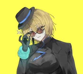 1girl 52_ooi black_gloves black_hat black_jacket blonde_hair breasts brown-tinted_eyewear china_dress chinese_clothes cinq_association_east_uniform commentary_request don_quixote_(project_moon) dress eyelashes gloves hat highres jacket korean_commentary large_breasts limbus_company looking_at_viewer open_clothes open_jacket orange_eyes project_moon short_hair simple_background smile solo sparkle standing sunglasses tinted_eyewear upper_body yellow_background