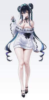 1girl absurdres alternate_costume bare_shoulders black_hair black_nails blush breasts cleavage closed_mouth commentary crossed_bangs double_bun full_body goddess_of_victory:_nikke green_hair grey_background hair_between_eyes hair_bun hair_intakes highres laevan large_breasts little_mermaid_(beautiful_bubble)_(nikke) little_mermaid_(nikke) long_hair long_sleeves looking_at_viewer multicolored_hair off_shoulder simple_background smile solo standing thighs