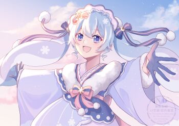 1girl aqua_hair blue_eyes blue_gloves blush bonnet bow cloud commentary_request crescent crescent_hair_ornament fur-trimmed_kimono fur-trimmed_sleeves fur_trim gloves hair_between_eyes hair_ornament hatsune_miku highres japanese_clothes kimono long_hair looking_at_viewer multicolored_hair official_alternate_costume official_alternate_hairstyle open_mouth outdoors pink_bow pink_hair pink_kimono pom_pom_(clothes) purple_gloves smile snowflakes solo sun_hair_ornament twintails upper_body very_long_hair vocaloid watermark y0mi_-yomi yuki_miku yuki_miku_(2023)