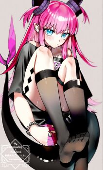 1girl bare_shoulders black_shirt blue_eyes blush breasts chain chain_bracelet curled_horns dragon_horns dragon_tail elizabeth_bathory_(perfect)_(fate) elizabeth_bathory_(perfect)_(first_ascension)_(fate) fate/grand_order fate_(series) highres horns kabosoi_mangaka kneehighs long_hair looking_at_viewer off_shoulder pink_hair pointy_ears shirt short_sleeves small_breasts socks solo tail