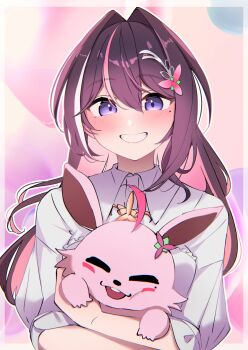 1girl ascot asymmetrical_sidelocks azki_(4th_costume)_(hololive) azki_(hololive) blush brown_hair collared_dress colored_inner_hair commentary_request creature double-parted_bangs dress grin hair_between_eyes hair_intakes hair_ornament hairclip highres holding holding_creature hololive long_hair looking_at_viewer mole mole_under_eye multicolored_hair official_alternate_costume pink_hair pink_streaks pioneer_(azki) purple_eyes sidelocks smile solo upper_body virtual_youtuber white_ascot white_dress white_streaks yamaki_(yamaki801)