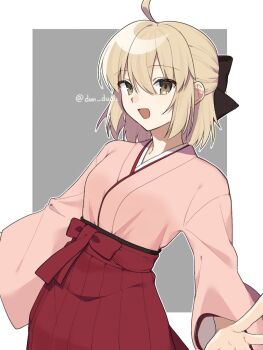 1girl ahoge black_bow blonde_hair bow commentary_request dun_dudu fate/grand_order fate_(series) hair_bow hakama hakama_skirt japanese_clothes kimono koha-ace okita_souji_(fate) okita_souji_(first_ascension)_(fate) okita_souji_(koha-ace) pink_kimono red_hakama saberface sidelocks skirt smile solo twitter_username wide_sleeves yellow_eyes