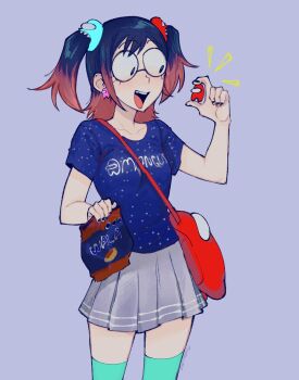 1girl amogus_girl among_us black_hair blush borrowed_character brown_hair character_ear_piercing character_hair_ornament clothes_writing commentary crewmate_(among_us) ear_piercing glasses gradient_hair green_thighhighs grey_skirt hair_ornament highres holding holding_pastry_bag impostor_(among_us) jimiko long_hair multicolored_hair open_mouth original pastry_bag piercing pleated_skirt purple_background round_eyewear shirt short_twintails simple_background skirt spanish_commentary tamahime_(artist) teeth thighhighs twintails twitter_username upper_teeth_only vuala_(brand)