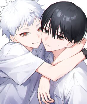 2boys :| arms_around_neck black_hair closed_mouth collared_shirt commentary_request grey_eyes highres hikaru_ga_shinda_natsu indou_hikaru korean_commentary looking_at_viewer male_focus multicolored_eyes multiple_boys nyam_(non0320) shirt short_hair short_sleeves simple_background smile tsujinaka_yoshiki upper_body watch white_background white_hair white_shirt wing_collar wristwatch