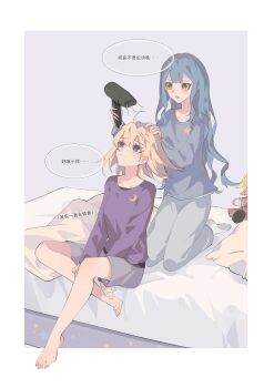 2girls absurdres ampheta bang_dream! bang_dream!_it&#039;s_mygo!!!!! barefoot blon blue_hair blue_pants blue_shirt character_doll chinese_commentary closed_mouth commentary_request doll drying drying_another&#039;s_hair drying_hair grey_shorts hair_dryer highres holding holding_hair_dryer long_hair medium_hair misumi_uika multiple_girls no_shoes open_mouth pants pillow purple_eyes purple_shirt shirt shorts sidelocks socks togawa_sakiko white_socks yellow_eyes