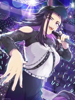 &gt;_&lt; 3girls animal_ears baseball_cap belt black_hat black_pants colored_inner_hair commentary crowd fenomeno_(umamusume) hat highres holding holding_lightstick holding_microphone horse_ears horse_girl horse_tail lens_flare lightstick looking_at_viewer microphone multicolored_hair multiple_girls nail_polish open_mouth pants purple_eyes rhein_kraft_(casual)_(umamusume) rhein_kraft_(umamusume) sanetone_42bane solo_focus stage stay_gold_(umamusume) tail teeth two-tone_hair umamusume upper_teeth_only white_belt