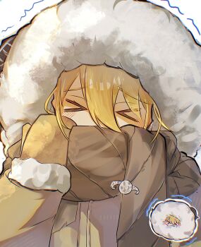 &gt;_&lt; 1girl absurdres blush brown_jacket brown_mittens brown_scarf covered_mouth don_quixote_(project_moon) fur-trimmed_mittens fur_hood fur_trim hair_between_eyes heishou_pack-wei_branch_(identity)_(project_moon) highres hood hood_up horns jacket limbus_company mittens patipatipati_pa project_moon scarf sheep_horns simple_background trembling upper_body white_background wool