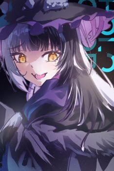 1girl alternate_costume black_hair black_hat black_robe grey_hair hat highres hololive hololive_english long_hair lower_teeth_only multicolored_hair open_mouth ritsukichrilip9 robe shiori_novella solo split-color_hair teeth two-tone_hair virtual_youtuber witch_hat yellow_eyes