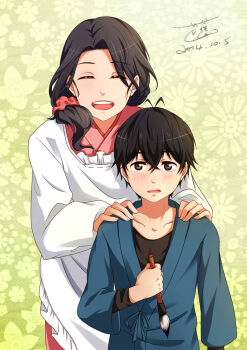 1boy 1girl 2014 aged_down antenna_hair apron artist_name barakamon black_hair black_shirt blue_kimono blush brown_eyes calligraphy_brush child chinese_commentary collarbone commentary_request cookyli00 dated floral_background hair_ornament hair_scrunchie handa_emi handa_seishuu hands_on_another's_shoulders holding holding_brush holding_calligraphy_brush holding_paintbrush japanese_clothes kappougi kimono long_sleeves looking_at_viewer medium_hair mother_and_son paintbrush pink_kimono pink_scrunchie scrunchie shirt short_hair shy side_ponytail signature size_difference smile teeth upper_teeth_only wavy_mouth white_apron