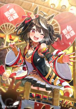 1girl :d ahoge animal_ears bare_shoulders breasts commentary_request detached_sleeves festival hand_fan highres horse_ears horse_girl kitasan_black_(crowning_ooban)_(umamusume) kitasan_black_(umamusume) one_eye_closed open_mouth paper_fan pleated_skirt red_eyes skirt smile solo_focus stage takuan_(taku1219oekaki) teeth twitter_username uchiwa umamusume upper_teeth_only watermark wide_sleeves