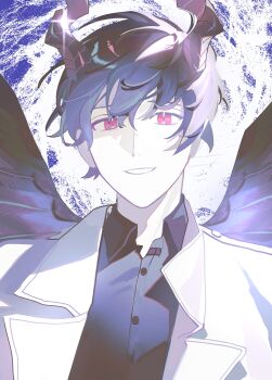 1boy :d abstract_background absurdres black_hair black_shirt black_wings coat collared_shirt demon_horns double-parted_bangs feathered_wings head_tilt highres horns kim_dokja looking_at_viewer ma_someru male_focus official_alternate_costume omniscient_reader&#039;s_viewpoint open_clothes open_coat open_mouth popped_collar portrait red_eyes shirt short_hair smile solo white_coat wings