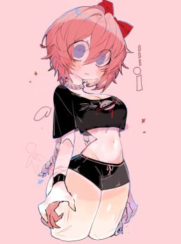 1girl alternate_breast_size_(larger) alternate_costume black_shirt black_shorts blue_eyes bow bracelet breasts commentary crop_top cropped_legs cropped_shirt doki_doki_literature_club empty_eyes eyes_visible_through_hair hair_between_eyes hair_bow highres jewelry large_breasts medium_hair midriff noose pink_background pink_hair print_shirt red_bow sayori_(doki_doki_literature_club) shirt short_shorts shorts simple_background solo stomach usa37107692