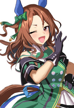 1girl absurdres animal_ears black_gloves blush bow brown_hair brown_tail commentary dress ear_bow ear_covers franz2543 gloves green_bow green_dress hand_on_own_hip highres horse_ears horse_girl horse_tail king_halo_(king_of_emeralds)_(umamusume) king_halo_(umamusume) long_hair looking_at_viewer off-shoulder_dress off_shoulder ojou-sama_pose one_side_up open_mouth red_eyes simple_background smile solo tail umamusume upper_body v-shaped_eyebrows white_background