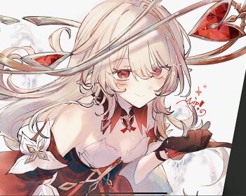 1girl alice_(genshin_impact) blonde_hair breasts brown_gloves commentary_request cowlick detached_collar detached_sleeves elf genshin_impact gloves hair_between_eyes hat highres kino-cands long_hair looking_at_viewer pointy_ears red_eyes red_sleeves side_ahoge simple_background smile solo very_long_hair white_background