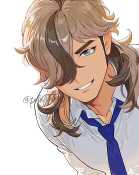 1boy arven_(pokemon) blue_eyes blue_necktie collared_shirt commentary_request dutch_angle eyelashes grin hair_over_one_eye highres looking_at_viewer male_focus medium_hair multicolored_hair necktie nintendo one_eye_covered open_collar pokegpp110 pokemon pokemon_sv school_uniform shirt simple_background smile solo streaked_hair teeth twitter_username upper_body uva_academy_school_uniform white_background white_shirt wing_collar