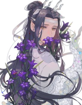 1boy amana_raika bishounen black_hair blurry chinese_clothes commentary_request covered_mouth depth_of_field dragon_boy dragon_horns dragon_tail eastern_dragon_horns eastern_dragon_tail eyelashes flower from_behind hanfu headband highres holding holding_flower horns kemonomimi_mode lan_wangji leaf long_hair long_sleeves looking_at_viewer looking_back male_focus modao_zushi pointy_ears purple_flower robe scales sidelocks simple_background solo tail topknot twitter_username upper_body very_long_hair watermark white_background white_hanfu white_headband white_scales yellow_eyes