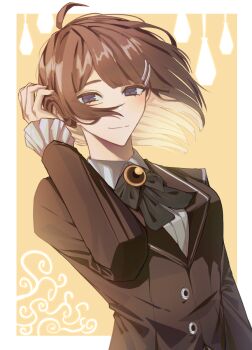 1girl ahoge border bow bowtie brooch brown_hair brown_jacket closed_mouth collared_shirt frilled_sleeves frills green_bow green_bowtie hair_ornament hairclip hand_up highres hod_(project_moon) jacket jewelry lapels library_of_ruina looking_at_viewer m_ttl medium_hair project_moon shirt smile solo white_border white_shirt