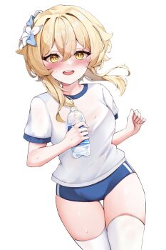 1girl blonde_hair blue_buruma blush bottle breasts buruma commentary_request cowboy_shot double-parted_bangs flower genshin_impact gym_shirt gym_uniform hair_between_eyes hair_flower hair_ornament highres holding holding_bottle looking_at_viewer lumine_(genshin_impact) medium_breasts medium_hair open_mouth plastic_bottle riria_mona1 shirt short_sleeves simple_background smile solo sweat teeth thighhighs thighs upper_teeth_only water_bottle white_background white_shirt white_thighhighs yellow_eyes