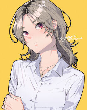 1girl artist_name breasts brown_hair collarbone collared_shirt commentary_request cropped_torso expressionless hand_on_own_arm head_tilt highres jewelry kotadaigaku light_blush medium_breasts medium_hair middle_part multicolored_eyes multicolored_hair necklace nose original parted_bangs pink_hair purple_eyes roots_(hair) shirt twitter_username two-tone_eyes upper_body white_shirt yellow_background