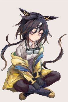 1girl animal_ears black_gloves black_hair black_pants brown_eyes brown_hair closed_mouth coat collared_shirt crossed_legs ear_covers gloves goggles goggles_around_neck gradient_eyes hair_between_eyes horse_ears horse_girl horse_tail long_hair looking_at_viewer multicolored_eyes multicolored_hair pants ponytail purple_eyes shirt simple_background sitting smile solo stay_gold_(umamusume) streaked_hair tail umamusume white_hair white_shirt yanagi_wakana yellow_coat