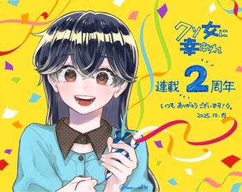 Rule 34 | 1girl, black hair, blue shirt, blush, collared shirt, commentary request, copyright name, happy, happy anniversary, highres, kishikawa mizuki, kogahara natsumi, kuso onna ni sachi are, long hair, looking at viewer, milestone celebration, official art, open mouth, party popper, red eyes, shirt, smile, solo, teeth, tongue, twitter username, yellow background