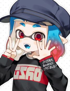 Rule 34 | 1girl, black shirt, blue hair, blue hat, gradient hair, hat, highres, inkling, inkling girl, inkling player character, medium hair, multicolored hair, nintendo, print shirt, red eyes, red hair, sabata saba, shirt, smile, solo, splatoon (series), splatoon 3, teeth, translation request, two-tone hair, upper body, white background