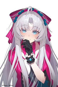 1girl absurdres ahoge artist_name black_gloves blue_eyes blush bow breasts carlotta_(wuthering_waves) closed_mouth commentary dao_qie gloves grey_hair hair_bow hairband hand_up highres jacket long_hair looking_at_viewer medium_breasts parted_bangs pink_bow pink_hairband pink_jacket simple_background smile solo striped_bow upper_body white_background wuthering_waves