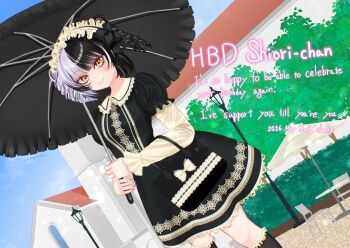 1girl alternate_costume black_dress black_hair black_umbrella building chair closed_mouth day dress grey_hair happy_birthday highres holding holding_umbrella hololive hololive_english lace lace-trimmed_dress lace_trim lamppost looking_at_viewer multicolored_hair multiple_drills outdoors shiori_novella smile solo split-color_hair table two-tone_hair uji10ukifune umbrella virtual_youtuber white_sleeves yellow_eyes