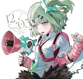 1girl aqua_nails arm_warmers bandaid bandaid_hair_ornament black_choker black_skirt bow choker earrings frilled_sleeves frills fur-trimmed_skirt fur_trim green_bow green_eyes green_hair hair_ornament hashtag-only_commentary heart heart_hair_ornament holding holding_megaphone jewelry megaphone multiple_hair_clips musical_note_earrings necktie nongxy_nonshi open_mouth pink_arm_warmers pink_bag red_necktie shirt simple_background skirt solo striped_arm_warmers sunna_(zenless_zone_zero) upper_body white_background white_shirt white_wings winged_bag wings zenless_zone_zero