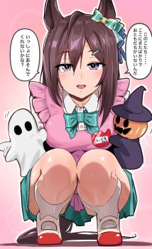 1girl :d absurdres animal_ears apron bow bowtie brown_hair collared_shirt commentary_request ear_bow enukee full_body ghost green_bow green_bowtie green_skirt hair_ornament hairclip halloween hand_puppet highres horse_ears horse_tail kneehighs long_hair looking_at_viewer mejiro_dober_(umamusume) motion_lines open_mouth pink_apron pink_background puppet purple_eyes red_shoes shirt shoes skirt smile socks solo squatting tail translation_request umamusume white_shirt white_socks