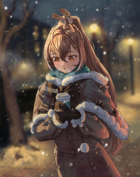 Rule 34 | 1girl, alternate costume, bare tree, blurry, blurry background, bow, brown bow, brown capelet, brown coat, brown eyes, brown gloves, brown hair, capelet, coat, cup, disposable coffee cup, disposable cup, feather hair ornament, feathers, fur-trimmed capelet, fur trim, gloves, hair ornament, highres, holding, holding cup, hololive, hololive english, long hair, nanashi mumei, night, outdoors, ponytail, snaileater, snowing, solo, tree, virtual youtuber, white streaks, winter clothes, winter coat