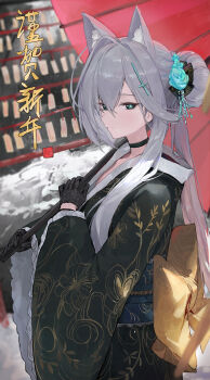 1girl absurdres alternate_costume alternate_hairstyle animal_ear_fluff animal_ears black_choker black_gloves black_kimono blue_archive blue_eyes blurry blurry_background choker closed_mouth commentary_request cross_hair_ornament extra_ears flower from_side gloves grey_hair hair_between_eyes hair_flower hair_ornament hair_up hatsumoude highres holding holding_umbrella japanese_clothes jianjia kimono long_hair looking_at_viewer mismatched_pupils new_year obi oil-paper_umbrella print_kimono red_umbrella sash shiroko_terror_(blue_archive) solo translation_request umbrella upper_body very_long_hair wolf_ears wolf_girl