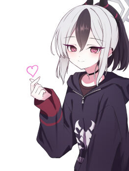 1girl arm_up black_choker black_hair black_hoodie black_horns black_shirt blue_archive choker closed_mouth curled_fingers demon_horns double-parted_bangs ear_piercing earclip grey_halo hair_between_eyes halo heart highres hncstk hood hood_down hoodie horns kayoko_(blue_archive) long_eyebrows looking_at_viewer medium_hair multicolored_hair piercing pink_pupils ponytail problem_solver68(blue_archive) raised_eyebrows red_eyes shirt sidelocks simple_background smile solo standing two-tone_hair white_background white_hair zipper