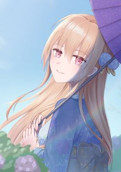 1girl blonde_hair blue_sky bow chiyo_minase commentary_request hair_ornament heaven_burns_red highres holding holding_umbrella japanese_clothes kimono long_hair looking_at_viewer obi red_eyes sash shirakawa_yuina sky umbrella