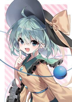 1girl black_hat blush bow collared_shirt commentary_request commission diagonal-striped_background eyeball frilled_sleeves frills green_eyes green_hair green_skirt hat hat_bow highres komeiji_koishi long_sleeves looking_at_viewer pink_background pixiv_commission pudding_(skymint_028) shirt skirt smile solo striped_background third_eye touhou wide_sleeves yellow_bow yellow_shirt