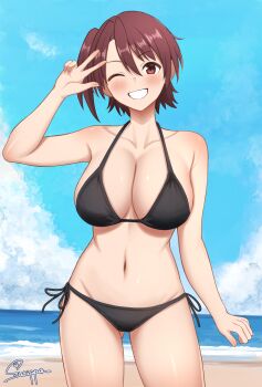1girl absurdres akashi_yuuna alternate_breast_size_(larger) beach bikini black_bikini blue_sky blush breasts brown_hair collarbone commentary commission cowboy_shot day gluteal_fold grin hand_up highres horizon large_breasts looking_at_viewer mahou_sensei_negima! medium_hair navel ocean outdoors pixiv_commission side-tie_bikini_bottom signature sky smile surippa1010 swimsuit thighs w water