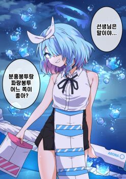 1girl absurdres arona_(blue_archive) bare_shoulders black_choker black_hair black_ribbon black_skirt blue_archive blue_eyes blue_halo braid breasts character_name choker commentary_request cosplay devil_yanghyeok disintegration envelope grin gun hair_over_one_eye hair_ribbon hairband halo highres holding holding_envelope holding_gun holding_umbrella holding_weapon korean_commentary looking_at_viewer medium_hair melting_halo miniskirt multicolored_hair neck_ribbon night pink_hair pyroxene_(blue_archive) recruitment_(blue_archive) reze_(chainsaw_man) reze_(chainsaw_man)_(cosplay) ribbon shirt single_braid skirt small_breasts smile smug solo thighs translation_request two-tone_hair umbrella weapon white_hairband white_ribbon white_shirt