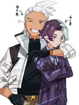2boys amethio_(pokemon) arrow_(symbol) belt black_gloves black_shirt brown_belt commentary_request copituji crossed_arms friede_(pokemon) gloves grin hand_up highres jacket male_focus multiple_boys nintendo one_eye_closed open_clothes open_jacket pokemon pokemon_(anime) pokemon_horizons shirt simple_background smile star_(symbol) teeth translation_request vest white_background white_hair white_jacket yellow_eyes