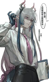 1boy absurdres alternate_costume arknights black_pants blue_hands chinese_text clipboard closed_mouth collared_shirt colored_extremities commentary dragon_boy dragon_horns dragon_tail earrings eastern_dragon_horns formal_clothes grey_hair hair_between_eyes hand_up highres holding holding_clipboard horns jewelry long_hair long_sleeves male_focus multicolored_hair necktie niezaozhe113 ofuda_earrings pants pink_eyes pink_necktie pointy_ears shirt simple_background smile solo speech_bubble streaked_hair symbol-only_commentary tail translation_request white_background white_shirt yi_(arknights)