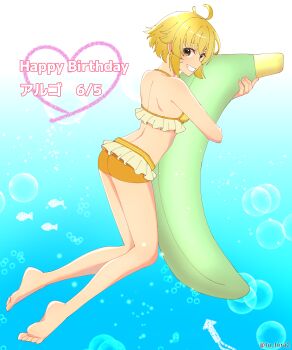 1girl absurdres antenna_hair argo_the_rat artist_name back barefoot bikini bikini_skirt blonde_hair blue_background breasts commentary_request frilled_bikini frills from_side gradient_background grin heart highres hugging_object inflatable_toy kneeling looking_at_viewer looking_to_the_side medium_hair official_alternate_costume open_mouth sidelocks small_breasts smile solo swimsuit sword_art_online translation_request tu_tora2 twitter_username white_background yellow_bikini yellow_eyes