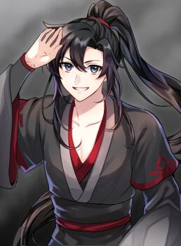 1boy ahoge arm_up aslle bishounen black_eyes black_hair black_hanfu black_sash chinese_clothes collarbone commentary_request grey_background grey_eyes grin hair_between_eyes hanfu high_ponytail long_hair long_sleeves looking_at_viewer male_focus modao_zushi pectoral_cleavage pectorals ponytail red_sash robe sash sidelocks smile solo upper_body very_long_hair wei_wuxian wide_sleeves