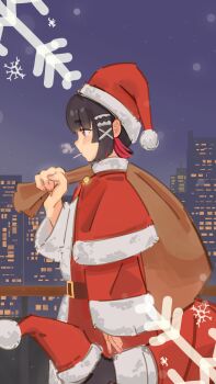 1girl alternate_costume black_hair blush breath candy capelet city colored_inner_hair commentary ellen_joe english_commentary fins fish_tail food from_side fur-trimmed_capelet fur-trimmed_headwear fur-trimmed_jacket fur_trim hat hat_on_tail highres holding holding_sack jacket lollipop lollipop_in_mouth mole mole_under_eye multicolored_hair night outdoors pom_pom_(clothes) razor_blade_hair_ornament red_capelet red_eyes red_hat red_jacket red_nails sack santa_costume santa_hat scar scar_on_tail shark_girl shark_tail short_hair snowflakes solo tail upper_body winter yatta_puvuk zenless_zone_zero