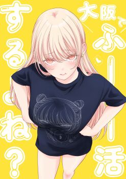 1girl :t black_shirt blonde_hair blush breasts closed_mouth commentary_request earrings eyelashes feet_out_of_frame foreshortening hands_on_own_hips highres iwami_kiyoko jewelry kyou_wa_kanojo_ga_inai_kara large_breasts long_bangs long_hair long_shirt looking_at_viewer pink_hair pout print_shirt raised_inner_eyebrows shirt short_sleeves solo standing star_(symbol) star_earrings straight_hair t-shirt taki_fuuko text_background translation_request wispy_bangs yellow_background