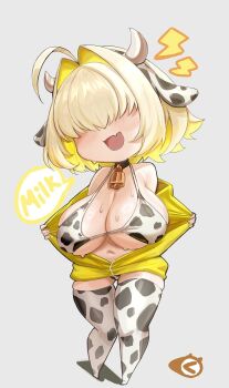 1girl :d ahoge animal_print bikini breasts chibi chibi_only clothes_pull colored_inner_hair cow_horns cow_print cow_print_bikini cow_print_thighhighs elegg_(nikke) fang goddess_of_victory:_nikke grey_background hair_intakes hair_over_eyes highres horns huge_breasts jacket long_bangs multicolored_hair navel open_clothes open_mouth print_bikini print_thighhighs ring_light_reflection short_hair simple_background skin_fang smile solo standing swimsuit thighhighs two-tone_hair yellow_jacket zakuroten
